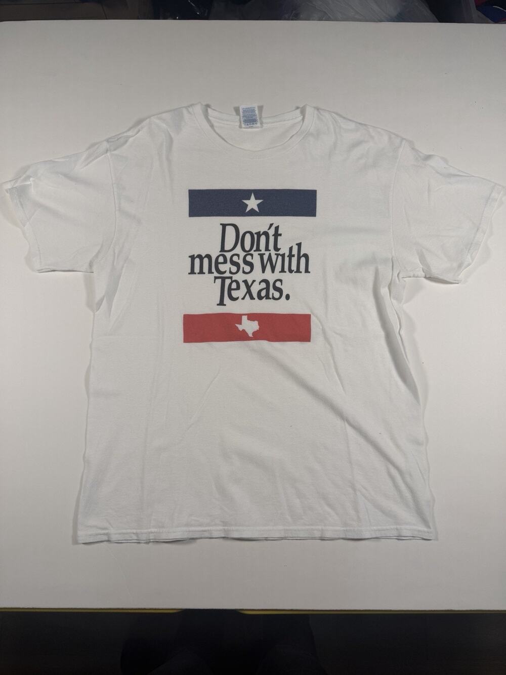 Men’s Vintage Size Large Y2K White Delta Pro ￼ Don’t Mess With Texas T-Shirt